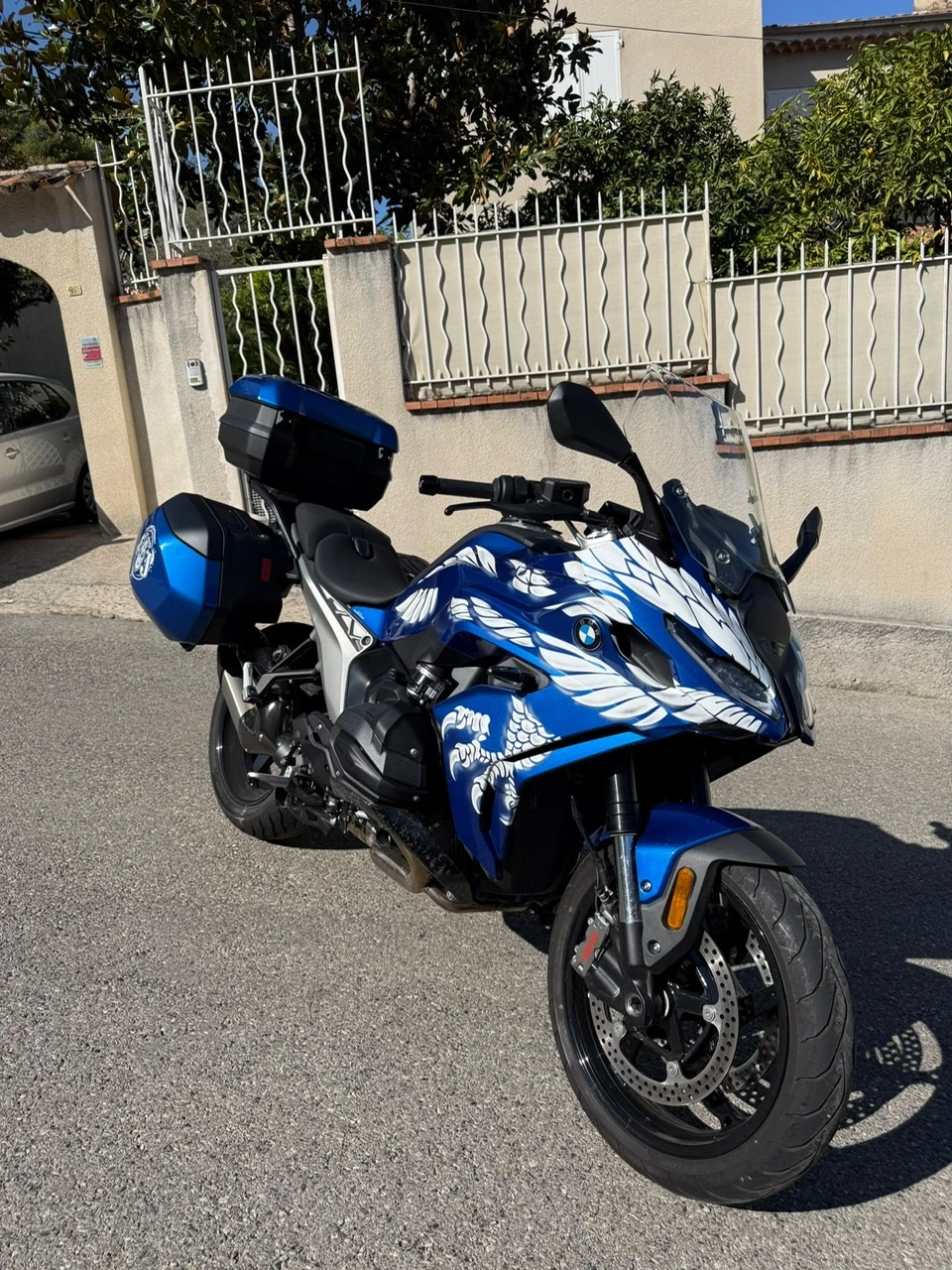 BMW R 1250 RT protégée par un film PPF sur son covering bleu avec aigle blanc